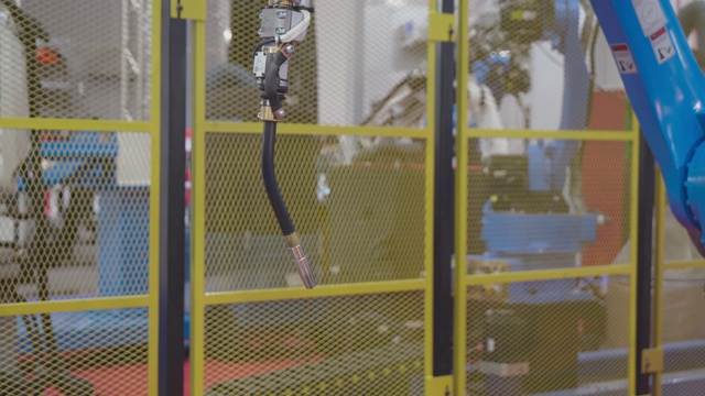 机器人手臂焊机在工厂工作。视频素材