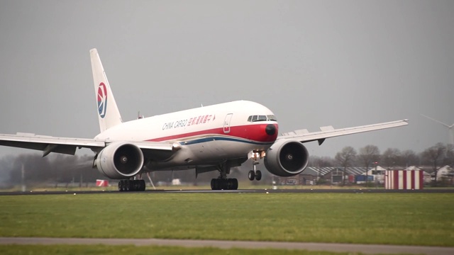 中国货运波音777F降落视频下载
