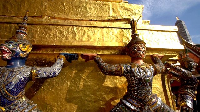 泰国曼谷大皇宫寺庙的古代雕像。视频素材