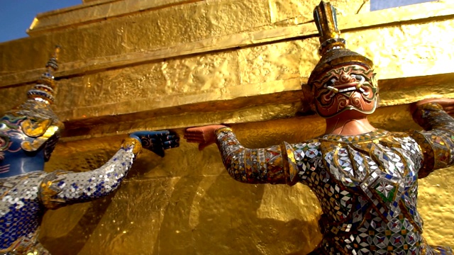 泰国曼谷大皇宫寺庙的古代雕像。视频素材