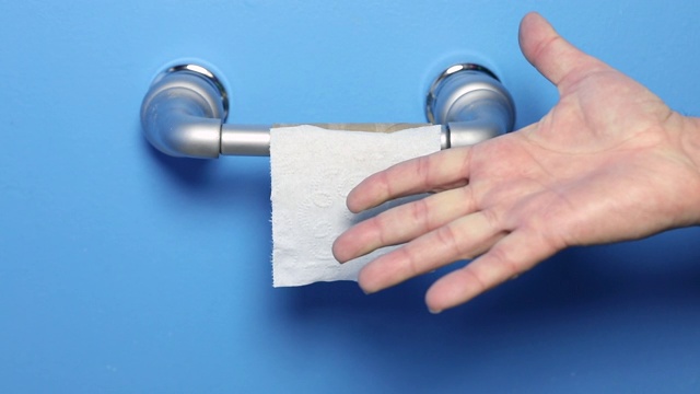 男人的手伸向最后一张厕纸视频下载