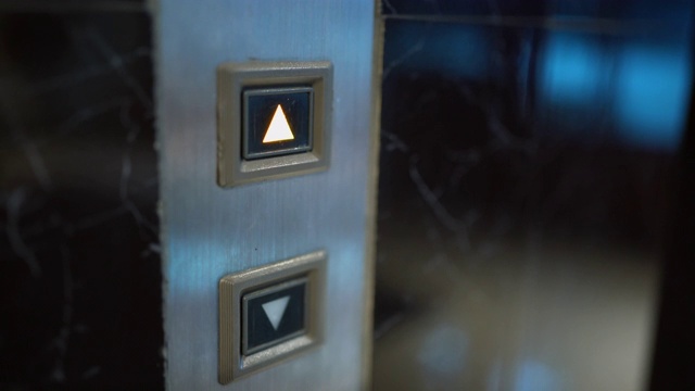 女人的手避免用指尖按电梯内按钮或升降机视频下载