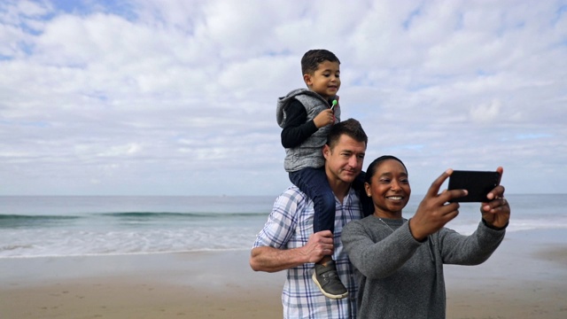 家庭使用智能手机在海滩上自拍视频下载