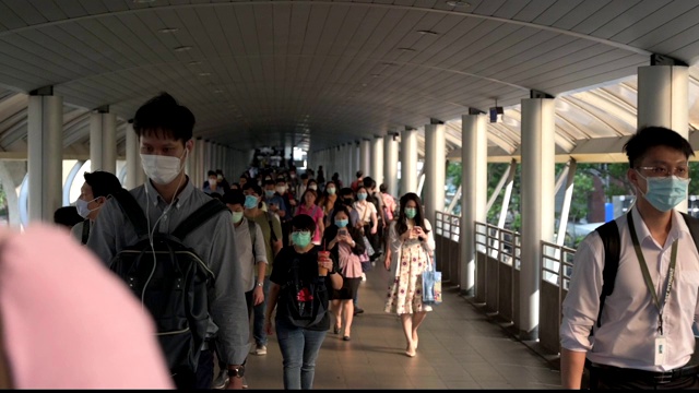 泰国曼谷，在病毒爆发和PM2.5空气污染危机高峰时段，人群戴着防护口罩视频素材