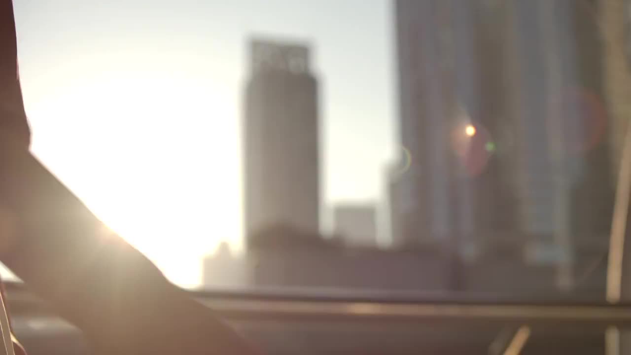 SLO MO特写握手与阳光在城市视频下载