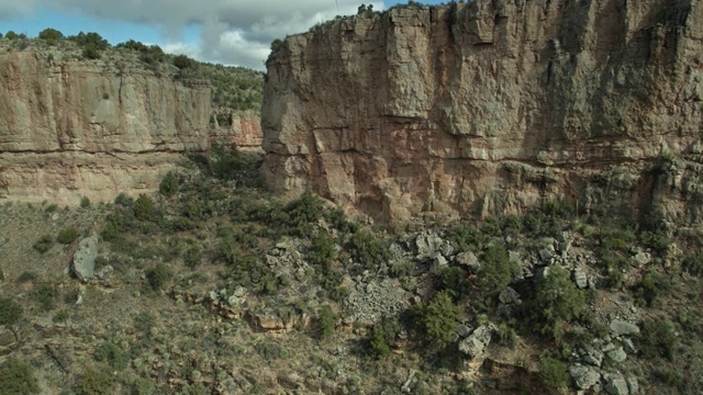 无人机在盐河峡谷的砂岩悬崖上飞行视频下载