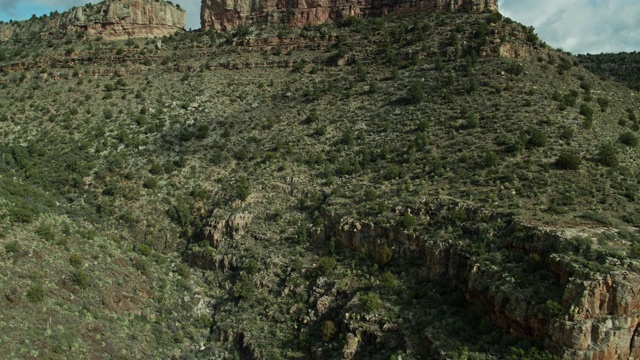 狭窄的峡谷内的斜坡盐河峡谷-无人机射击视频下载