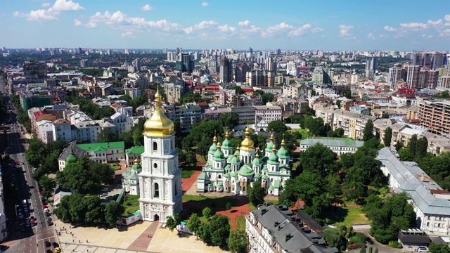 乌克兰基辅，俯瞰湖泊的现代建筑的无人机视频下载