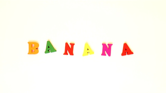 单词“banana”由木制的彩色字母组成。丰富多彩的文字循环。视频素材