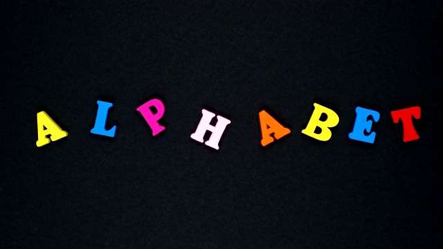 单词“alphabet”由木制的彩色字母组成。丰富多彩的文字循环。视频下载