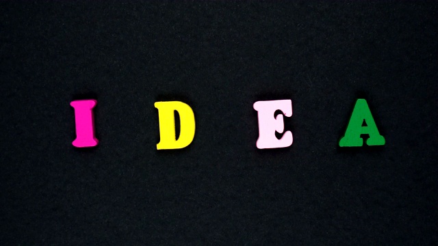 “IDEA”字由木制彩色字母组成。丰富多彩的文字循环。视频下载