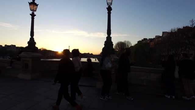 巴黎。夕阳下桥上的人们视频素材