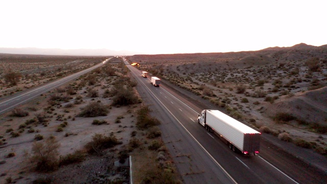 美国西部乡村州际公路上的长途半挂车视频下载