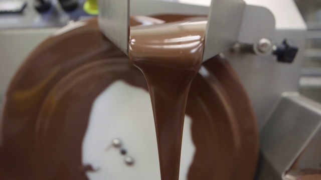 巧克力制造商的厨房-调温巧克力视频下载