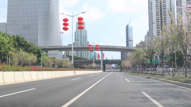 深圳/中国——2020年2月:春节期间，在深圳一条迷路的空旷道路上行驶。街上车辆和人很少视频素材