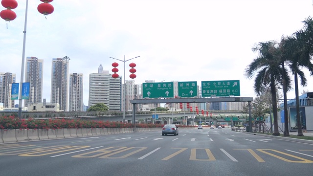 中国深圳- 2020年2月:中国春节期间，在深圳一条空荡荡的路上开车。街上车辆和行人稀少视频素材