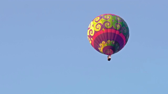 白色背景上的热气球视频素材