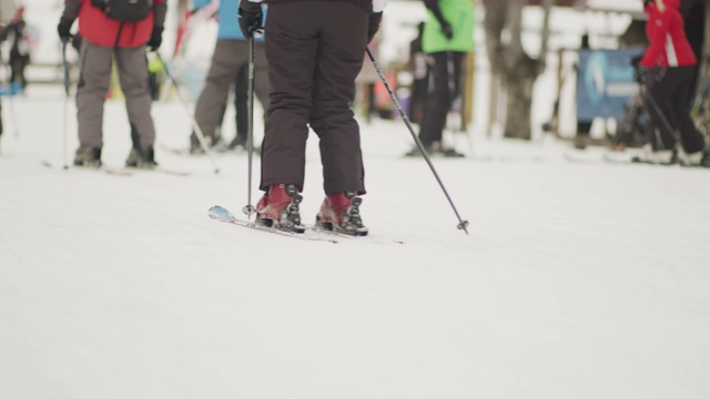 一个滑雪者的腿，靠近。股票视频视频下载