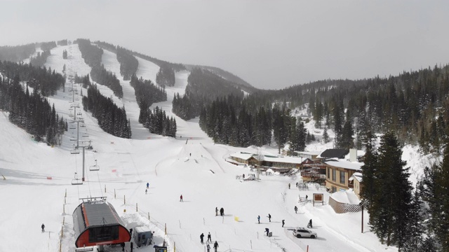 科罗拉多州落基山脉的滑雪胜地视频下载