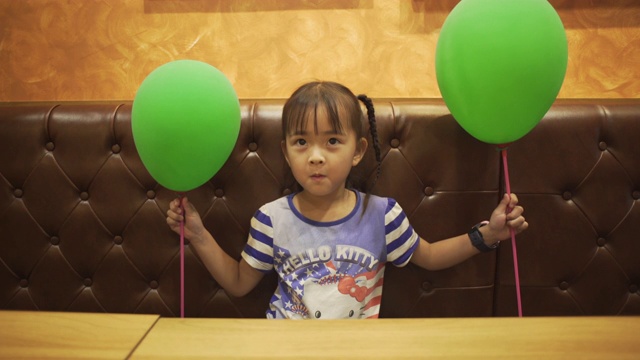 小女孩在玩气球视频素材