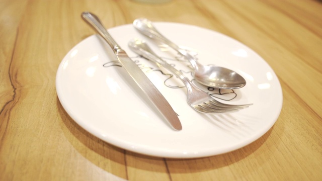 白色的盘子和餐具视频下载