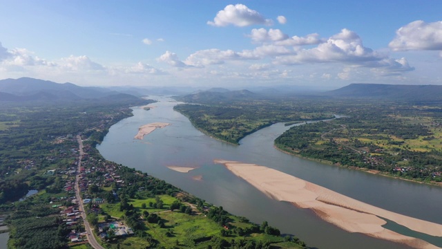 4k鸟瞰分隔泰国和老挝的湄公河视频下载