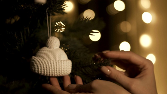 用圣诞彩灯装饰圣诞树。用嵌套盒装饰圣诞树视频下载