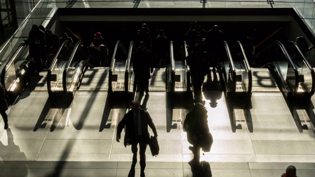 乘客和游客在自动扶梯上行走和奔跑的时间流逝视频下载
