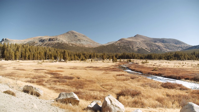 优胜美地国家公园及其名山的全景视频素材