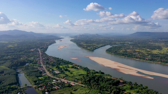 4k鸟瞰分隔泰国和老挝的湄公河视频素材