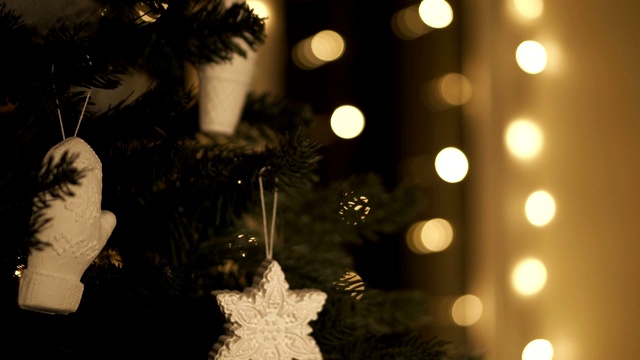 圣诞树上的圣诞装饰。盘了下来。背景温暖散景视频下载
