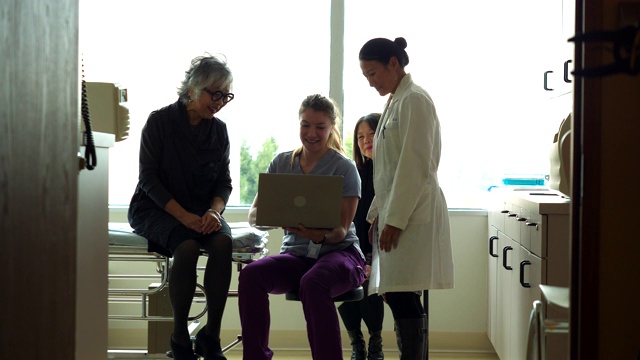 MS女医生和护士在体检期间在笔记本电脑上显示资深女性患者信息视频下载