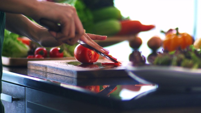 准备蔬菜:切番茄视频素材