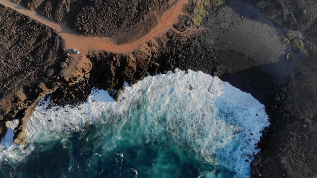 鸟瞰图的海滩与熔岩悬崖和海洋。兰萨罗特岛,加那利群岛。视频素材