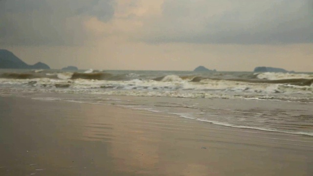海滩与暴风雨的天空云。视频素材
