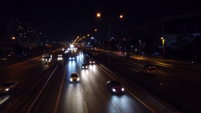 E5高速公路夜间的交通状况视频素材