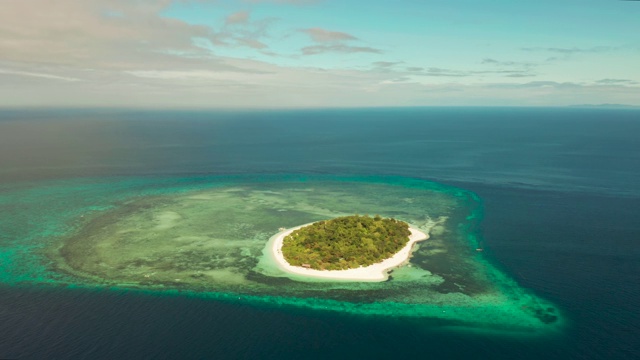 有沙滩的热带岛屿。Mantigue岛,菲律宾视频下载