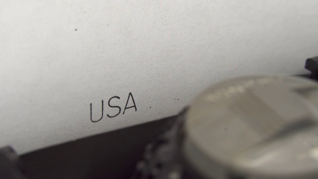 用黑色墨水在一台旧的机械打字机上输入美国。视频下载