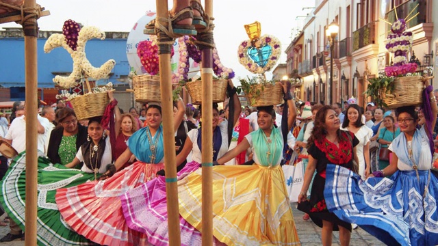 墨西哥传统。日历是瓦哈卡州典型的游行和庆祝活动。墨西哥妇女称中国穿着传统服装。他们穿着五颜六色的裙子在跳编舞。踩高跷在前景视频下载