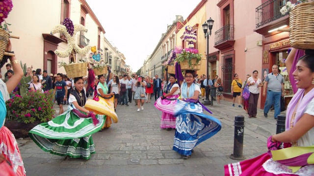 穿着传统服装跳舞的墨西哥妇女。他们叫“中国”，穿着五颜六色的裙子在表演舞蹈。墨西哥传统。日历是瓦哈卡州的典型游行和庆祝活动视频下载