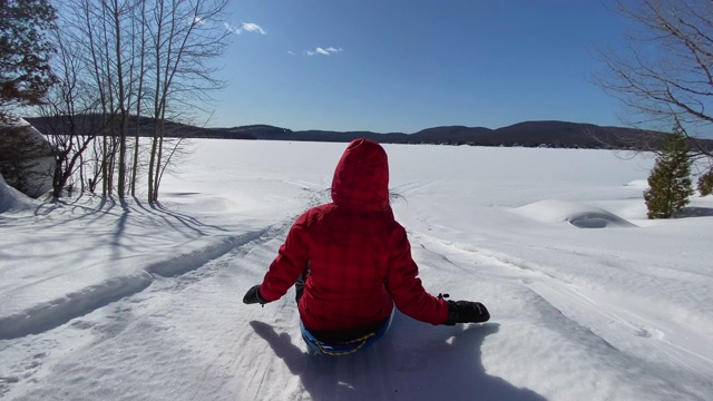一个女人在冬天滑到户外的4K视频POV视频下载