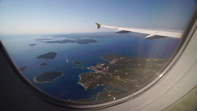 从飞机窗口俯瞰克罗地亚群岛。视频下载