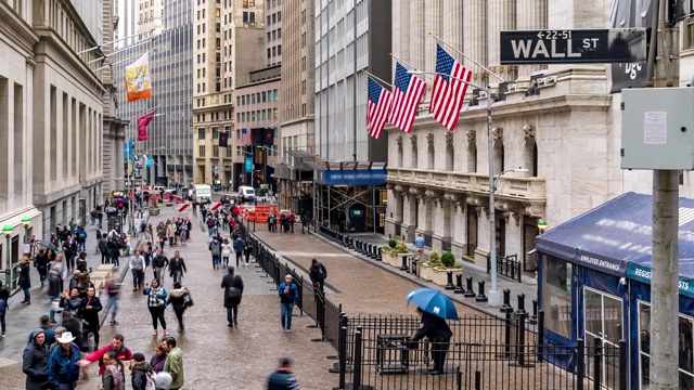 时光流逝:游客、商人和工人拥挤在美国纽约华尔街证券交易所大楼视频下载