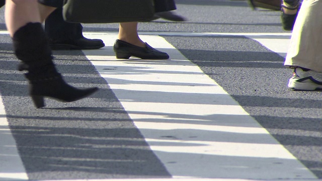 低角度行人的脚和腿，东京，日本视频下载