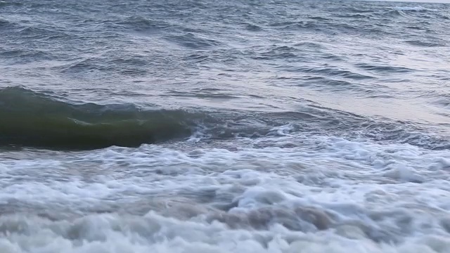 海景海浪在海里。视频素材