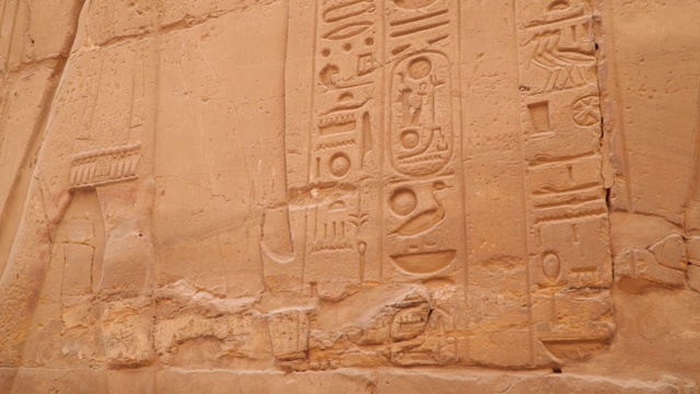 卡纳克神庙的墙壁上有象形文字。卢克索视频素材