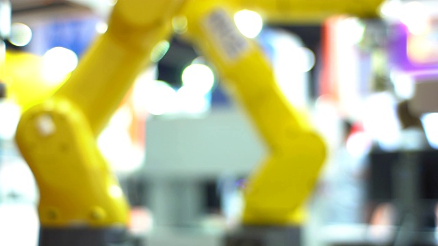 在工厂里操作的工业机器人。视频素材
