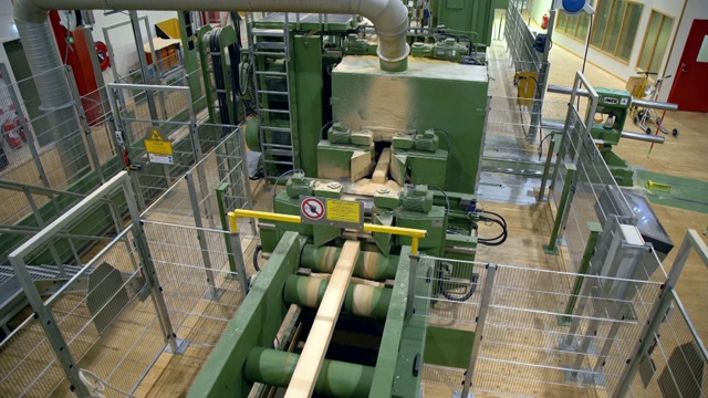木材在工厂加工的木材视频下载