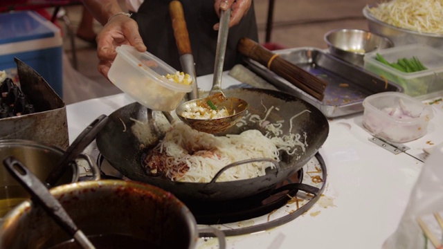 烹饪传统的亚洲泰式炒粉视频素材
