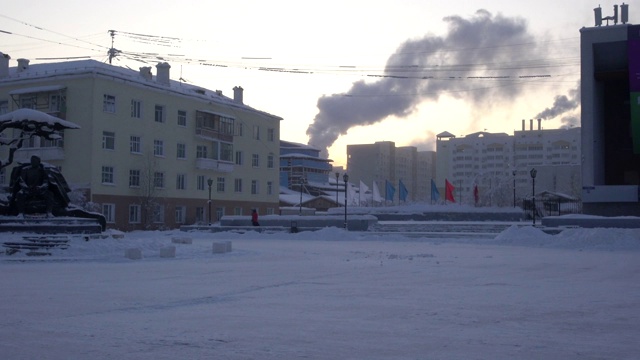 日落时分，西伯利亚萨哈市雅库茨克市发电厂的烟管释放出的烟雾视频素材